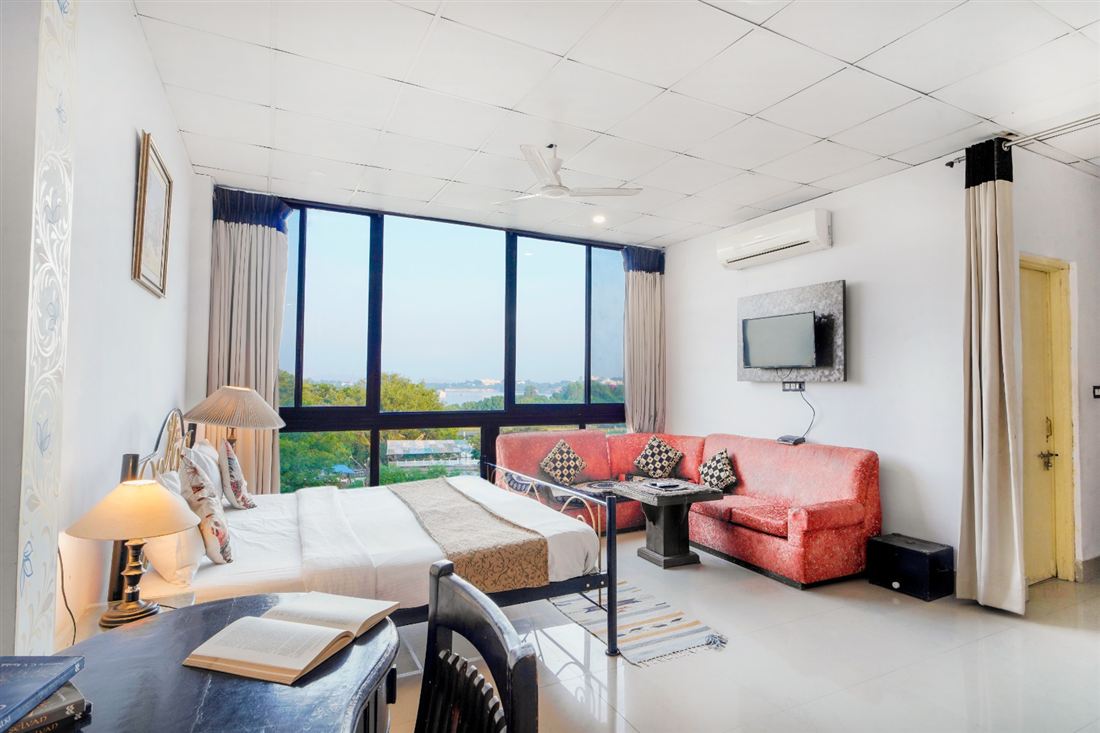 Lake-view bedroom with Fateh Sagar through the window