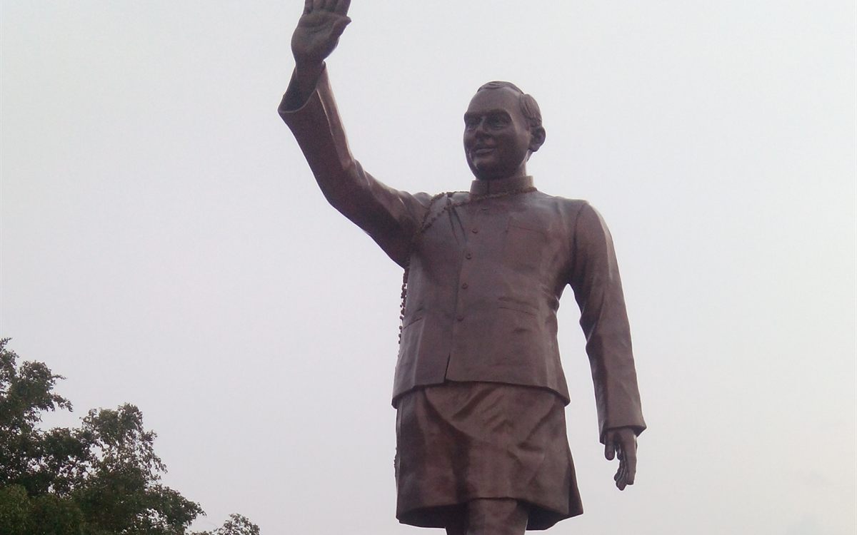 Rajiv Gandhi memorial garden statue beside Fateh Sagar, Udaipur